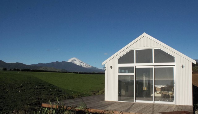 Brand new private cottage. Only 5-min walk to beach