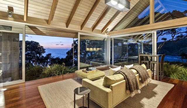 Breathtaking Luxury Cottage for a Romantic Coastal Escape near Whangarei, North Island in Whangarei