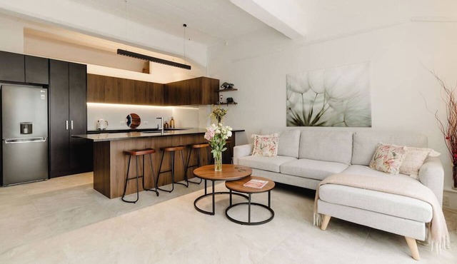 Bright & Spacious 1BR Apt | Central City Stay