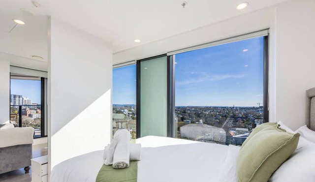 Bright Studio with Balcony & City Views on Union St in Auckland Central