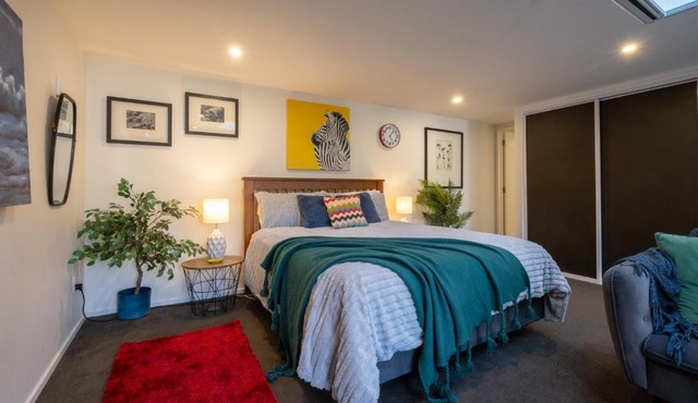 Bright & Stylish Retreat Close to CBD and Free Parking in Christchurch
