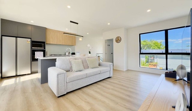 Bright & Stylish Townhouse Near City & Albany