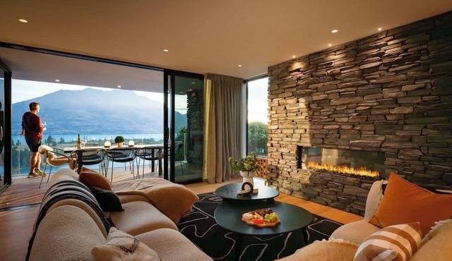 Brookbank Villa – Luxury Lakefront w/BBQ & Views in Queenstown