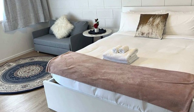 Calm Studio in the Heart of Epsom Self Contained