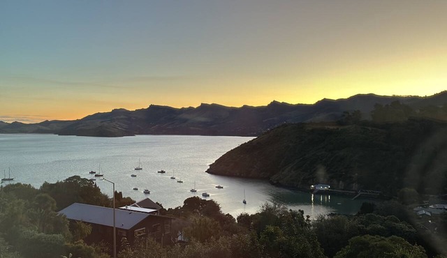 Cass Bay Retreat with sea views. Close to nature and the city in Lyttelton