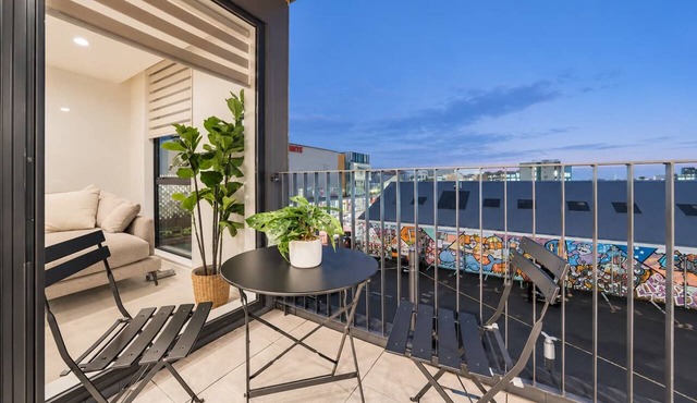 CBD City Base | 2BR | Balcony + Full Kitchen in Christchurch