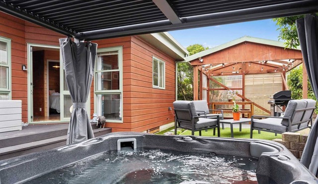 Cedar View - Spa Pool, Near Skyline, Sleeps 4