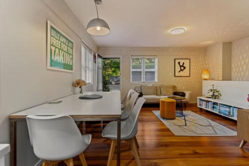 Central 4BR Nook with Backyard by Western Springs in Auckland