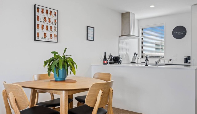 Central Christchurch 2 Bedroom Apartment – Balcony & Parking in Christchurch