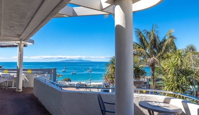 Central Oneroa Apartment With Sea Views. in Waiheke Island
