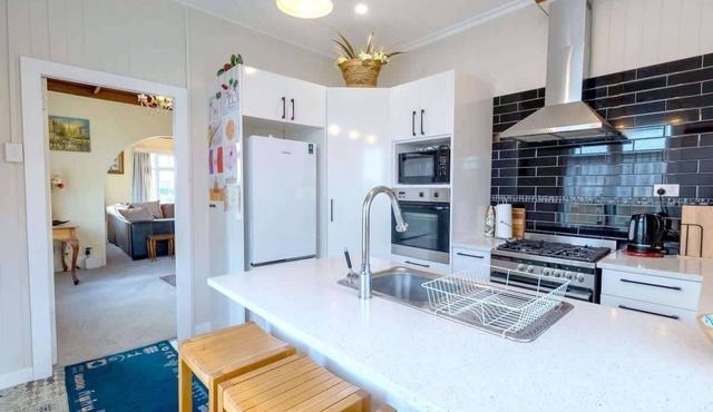 Central Villa - Character Home, Walk to CBD