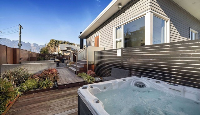 Centrally Located w/Hot Tub & Amazing Outside Area in Queenstown