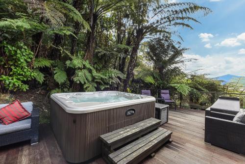 Champagne Tui - Moetapu Bay Holiday Home in Ohingaroa