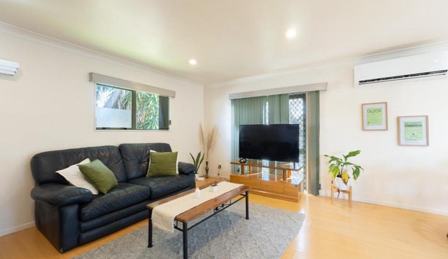 Charming 3-Bedroom Home Parks & City Nearby in Auckland