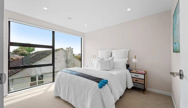 Charming 3-bedroom house with fitness room, WiFi in vibrant Auckland