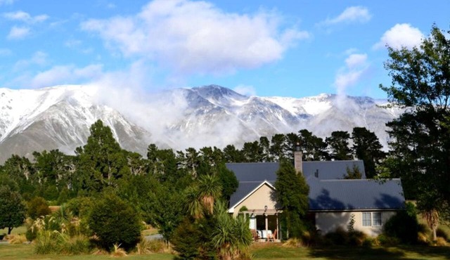 Charming Weekend Getaway with Hillside and Mountain Views near Christchurch, New Zealand in Terrace Downs