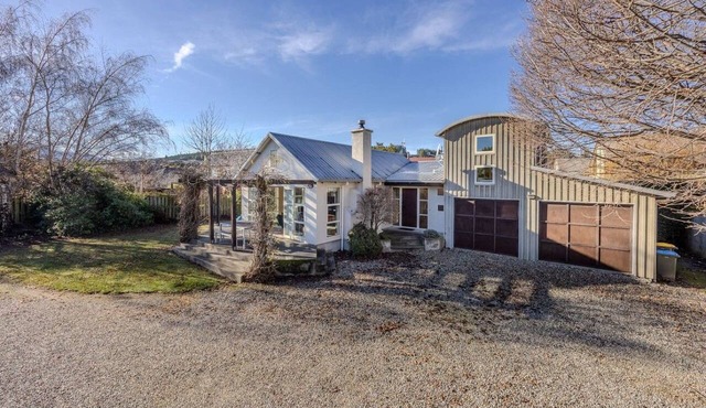 Cherry Court Comfort | Big Family Home, Sleeps 10 in Wānaka