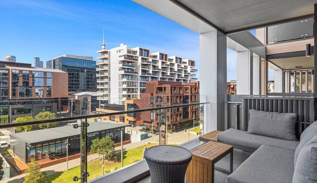 Chic 1-Bed Apartment with Secure Parking in Auckland City