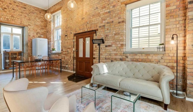 Chic City-Fringe Loft with Parking and Pool Table in Auckland