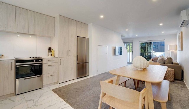 Chic Peninsula Townhouse with Air-Con and Parking