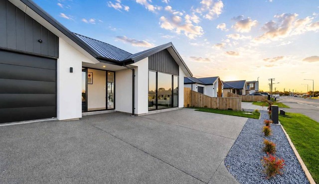 Christchurch Stay | Hot Tub & Billiards | Sleeps 9 in Christchurch