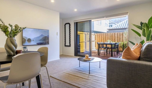 City Fringe 2BR 2BA Townhouse | Parking + EV in Christchurch