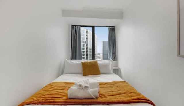 Cityscape Abode near Hospital and Queen St