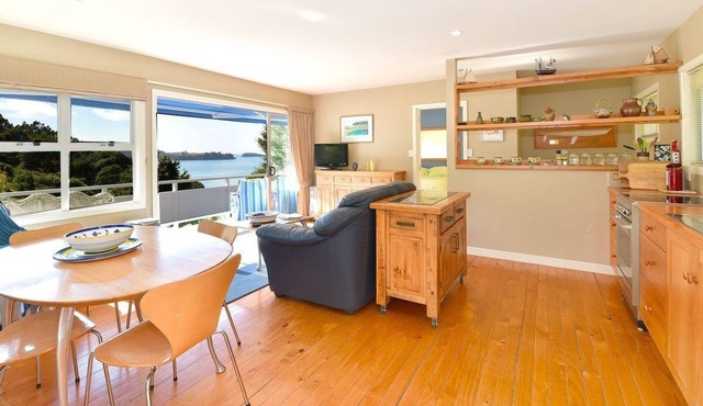 Classic Kiwi bach, sea views and only 45 mins from Auckland in Mahurangi West