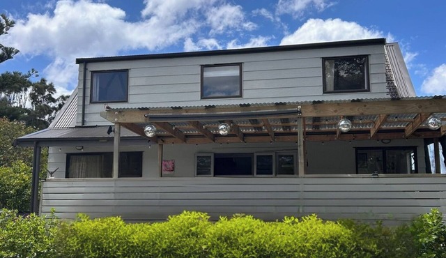 Classic Kiwi Bach at Waipu Cove