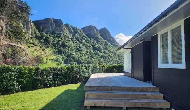 Classic Kiwi bach escape with cliff views in Kairākau