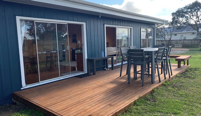 Classic Waipu Cove Kiwi bach perfect for family beach stays in Waipu