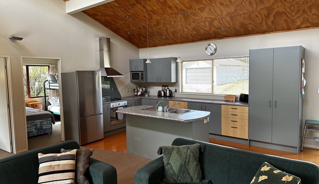 Close to lake, 40 min to Whakapapa ski resort, all bed linen and towels included in Kuratau