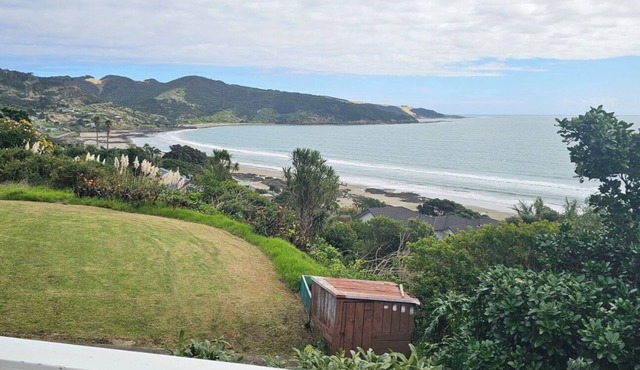 Coastal Bach with Hot Outdoor Shower & Shipwreck Bay Surf & 90 Mile Beach Views in ahipara