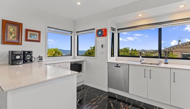 Coastal Home with Rangitoto and Sea Views nr Beach in Auckland North Shore