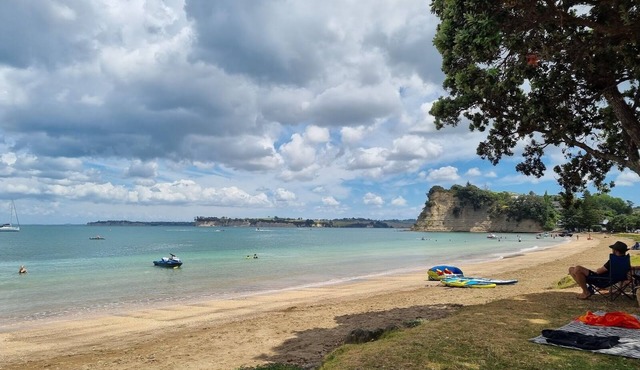 Coastal Retreat - Near Beach and Shops in Whangaparaoa