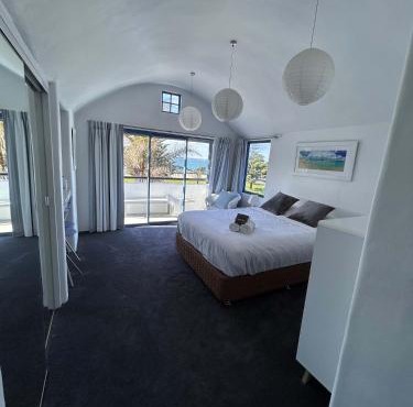 Coastal Retreat in Auckland