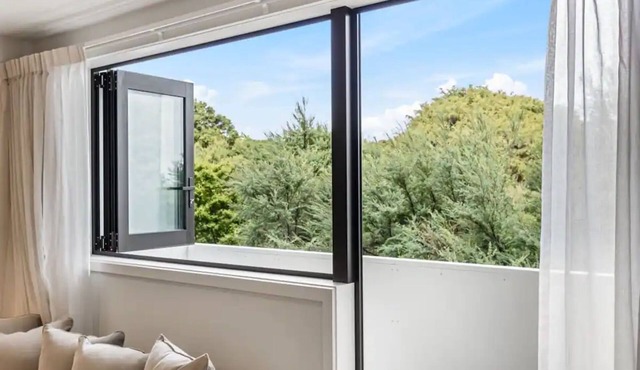Convenient Modern 2-Bedroom Unit With Free Parking