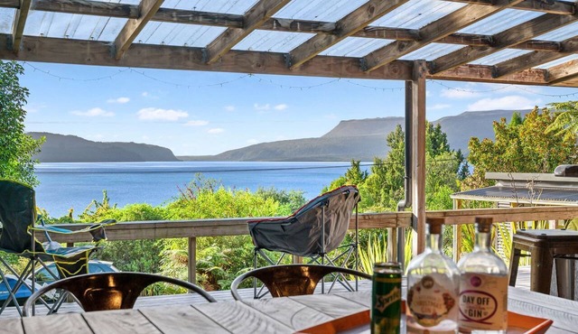 Cosy kiwi bach nestled into the native bush with amazing lake views