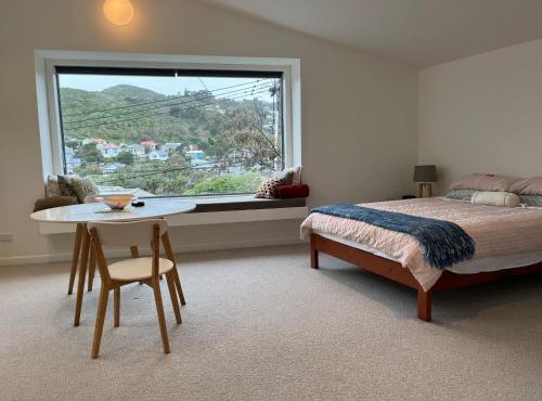Cosy, new, quiet Island Bay studio