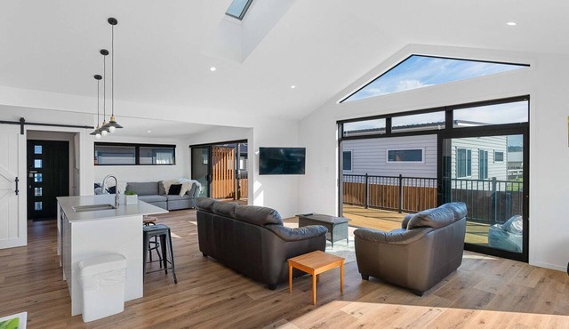 Cosy Sun trap, Close to beach and the iconic yellow Dairy.