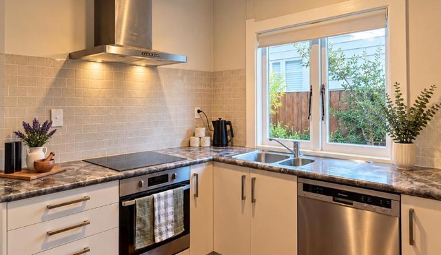 Country Charm - King Bed - Walk to Stadium & CBD in Hamilton