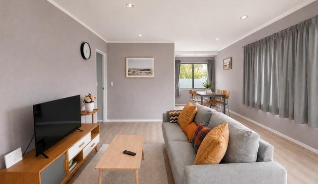 Cozy 2BR Standalone Home with 3 Beds & Sunny Deck in Auckland