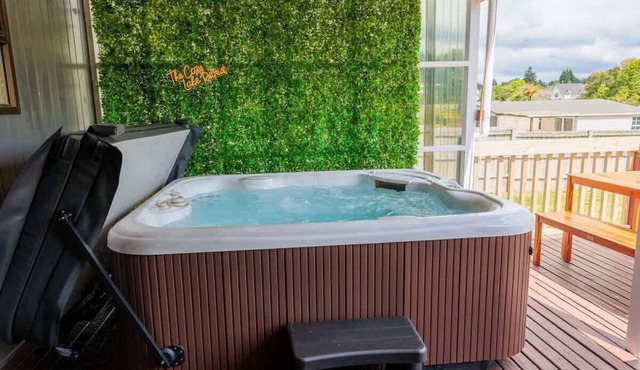 Cozy Lake Retreat - Games Room, Spa, Sleeps 6