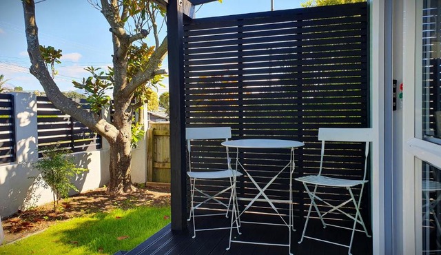 Cozy Tiny House in Garden Setting, 3 Minute Drive to Back Beach