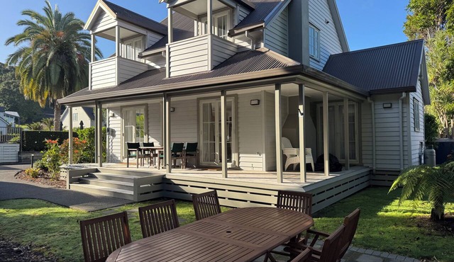 Crab Shack Cottage: 4BR in Russell with Pool & Spa, 300m to Waterfront in Russell