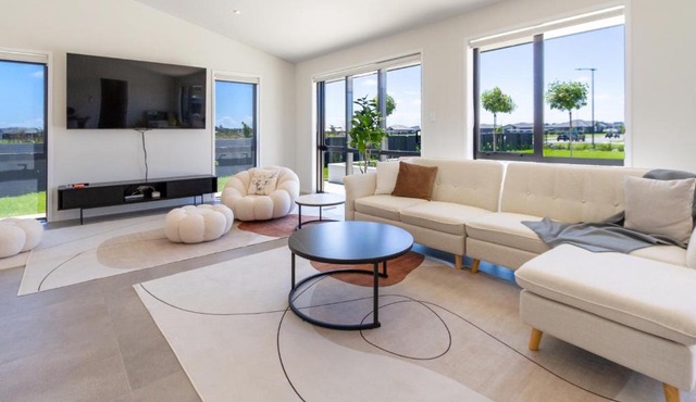 Elegant 4BR Family Retreat with Garage in Christchurch