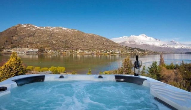 Elevated Frankton Chalet with Lake Views in Queenstown