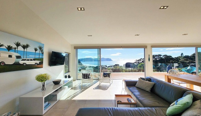 Enjoy surf views of Hot Water Beach from your bed, modern and comfortable home