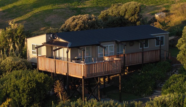Entire home in Waimārama, sea views, 2 minute walk to the beach.