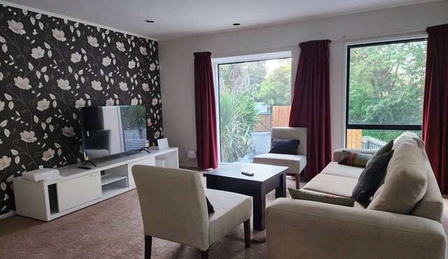 Entire Upper-Floor: Spacious 140m2